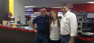 De izquierda a derecha: Fernando González, socio propietario; Karen M. González, tercera generación en el negocio, y Rafael González, socio propietario de Ace Tortuguero